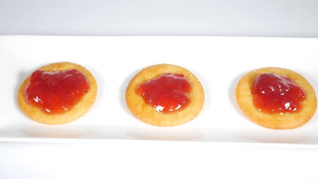 いちごジャムを乗せた丸いクラッカー
