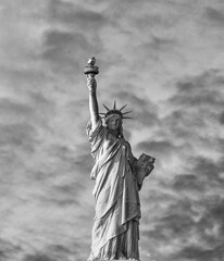 Fototapeta premium Sky colors on the background of Statue of Liberty, New York City