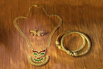 Necklace, earrings and bangles