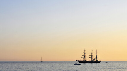 Voilier ancr&eacute; le long des c&ocirc;tes m&eacute;diterran&eacute;ennes au cr&eacute;puscule
