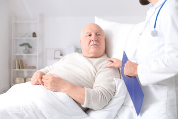 Obraz premium Doctor and senior man undergoing course of chemotherapy in clinic. Prostate cancer awareness concept