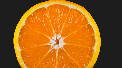 Soczysta pomarańcza na ciemnym szarym tle.