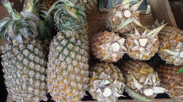 Pineapple trader in Cipondoh, Tangerang City, Saturday (19-12-2020).  According to traders during the COVID-19 pandemic, the public's demand for various types of fruits, including pineapples.