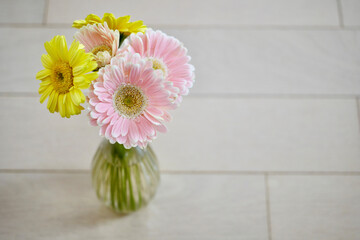 部屋に飾る花瓶の花