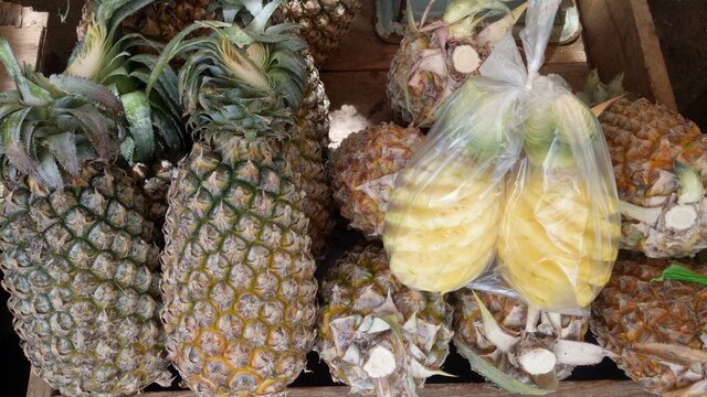 Pineapple trader in Cipondoh, Tangerang City, Saturday (19-12-2020).  According to traders during the COVID-19 pandemic, the public's demand for various types of fruits, including pineapples.