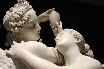 Lo sguardo struggente di Amore e Psiche