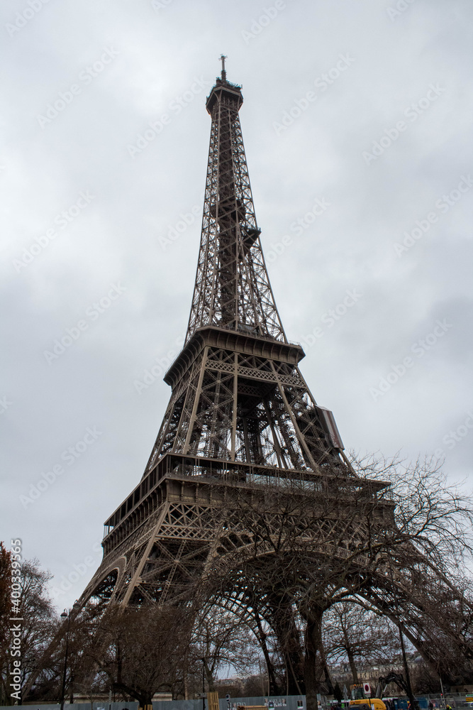 Wall mural eiffel tower in paris france