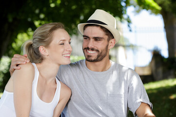 Obraz premium loving man and woman in a spring blooming park