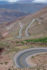 Route sinueuse de montagne descendant vers la vallée en Argentine