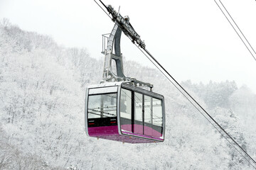 スキー場のゴンドラ・ロープウェイ（Ski resort gondola lift）