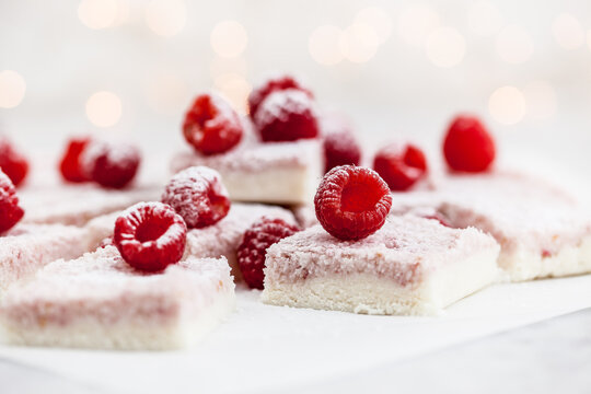 Mascarpone-cocos sweets with fresh raspberries