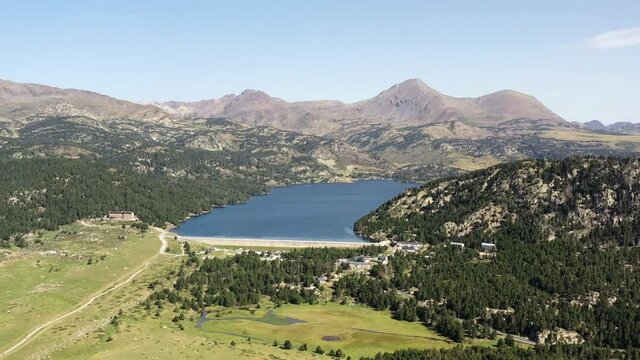 Survol du lac des Bouillouses dans les Pyr&eacute;n&eacute;es-Orientales pr&egrave;s de Font-Romeu