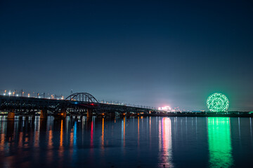 Fototapeta premium ダイヤと花の大観覧車と荒川湾岸橋の夜景