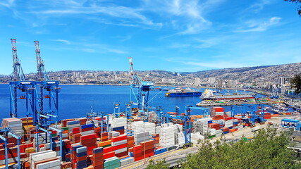 Stadt Panorama von Valparaiso Chile mit Blick auf Hafen und Container und Schiffe in der Bucht...