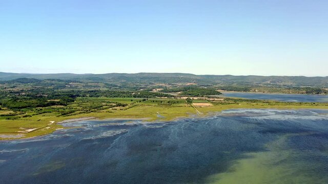 survol de flamants roses dans au dessus des &eacute;tangs de Bages dans l'Aude