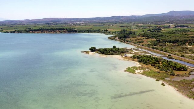 survol de flamants roses dans au dessus des &eacute;tangs de Bages dans l'Aude