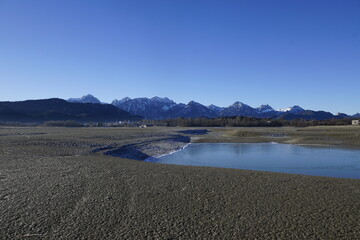 Der entleerte Stausee Forggensee im Allg&auml;uer Alpenvorland 