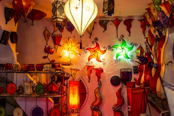 Obraz premium Traditional handmade Moroccan lamps in the gift shop.