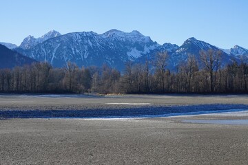Der entleerte Stausee Forggensee im Allgäuer Alpenvorland 