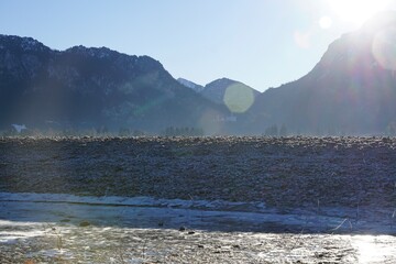 Der entleerte Stausee Forggensee im Allgäuer Alpenvorland 