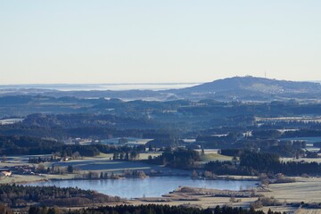 Sicht auf die Allgäuer Alpen zum Sonnenaufgang mit schneebedeckten Gipfeln