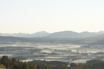 Sicht auf die Allgäuer Alpen zum Sonnenaufgang mit schneebedeckten Gipfeln