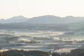 Sicht auf die Allgäuer Alpen zum Sonnenaufgang mit schneebedeckten Gipfeln