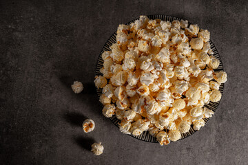 Popcorn auf einem Teller