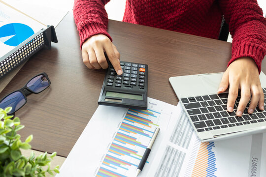 financial adminstrator use computer analyzing calculate in business