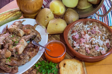 Carne de conejo, papas y escaldón de gofio de Canarias