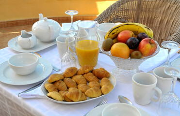 Mesa con desayuno en la terraza de un apartamento