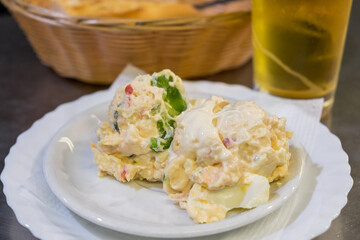 Tapa de ensaladilla rusa en un bar
