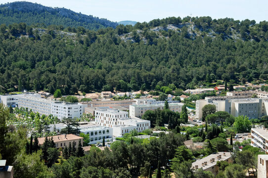 Ville de Carnoux-en-Provence, vue générale, les toits de la ville, département des Bouches-du-Rhône, france