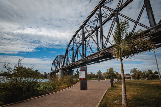 Le Pont Noir de Culiacan vu des bords de rivi&egrave;re, Mexique.
