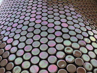 ピンクの丸いタイル張りの壁