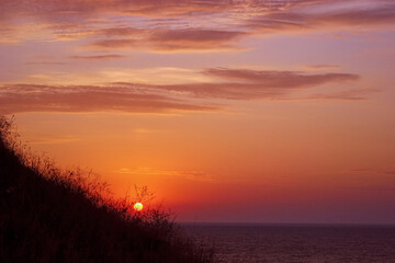 Fototapeta na wymiar Beautiful sunset on the beach and sea