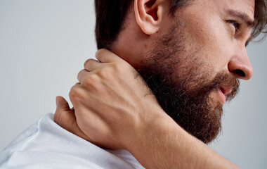 Obraz premium neck pain spine man in t-shirt side view