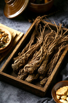 chinese medicine angelica in wooden plate