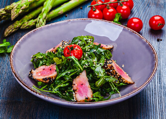 Fresh salad bowl with arugula, tuna and cherry tomato. Helthy food. Diet menu.