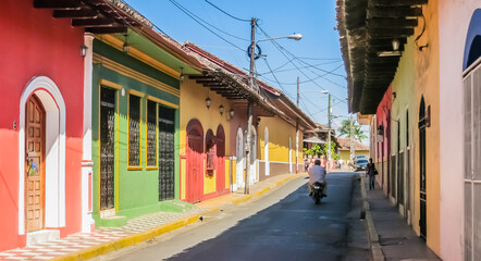 Fototapeta na wymiar Street with colourful houses, Granada, founded in 1524, Nicaragua, Central America