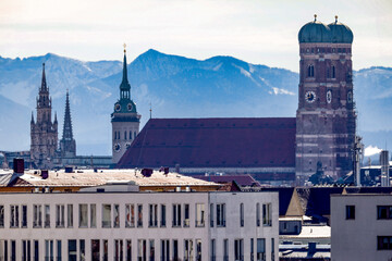 Frauenkirche in München mit den Alpen im Hintergrund