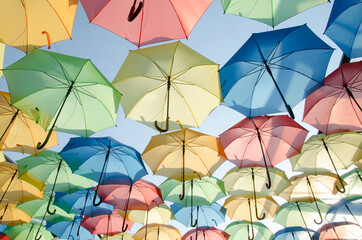 Plusieurs parapluies de toutes les couleurs suspendus en extérieur - 400406713