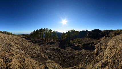 Berglandschaft mit Sonne 
