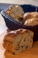 Frühstück - Rosinenstuten und Brotkorb