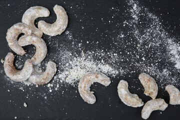 Plätzchen auf schwarzer Schieferplatte