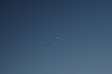 Zwei kleine Flugzeuge dicht beieinander