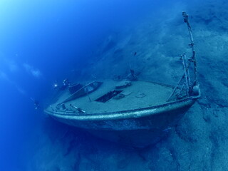 scuba divers exploring shipwreck scenery underwater ship wreck deep blue water ocean scenery of metal underwater