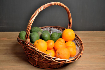 cesta de fruta y pan 