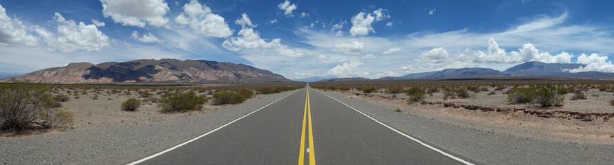 Panoramique d'une longue route en ligne droite, la recta Tin Tin, en Argentine dans un paysage désertique