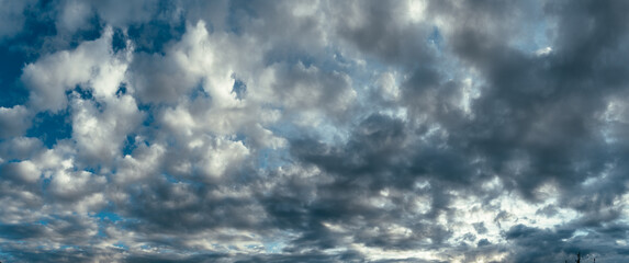 Panaorama Wolkengebilde am blauen Himmel